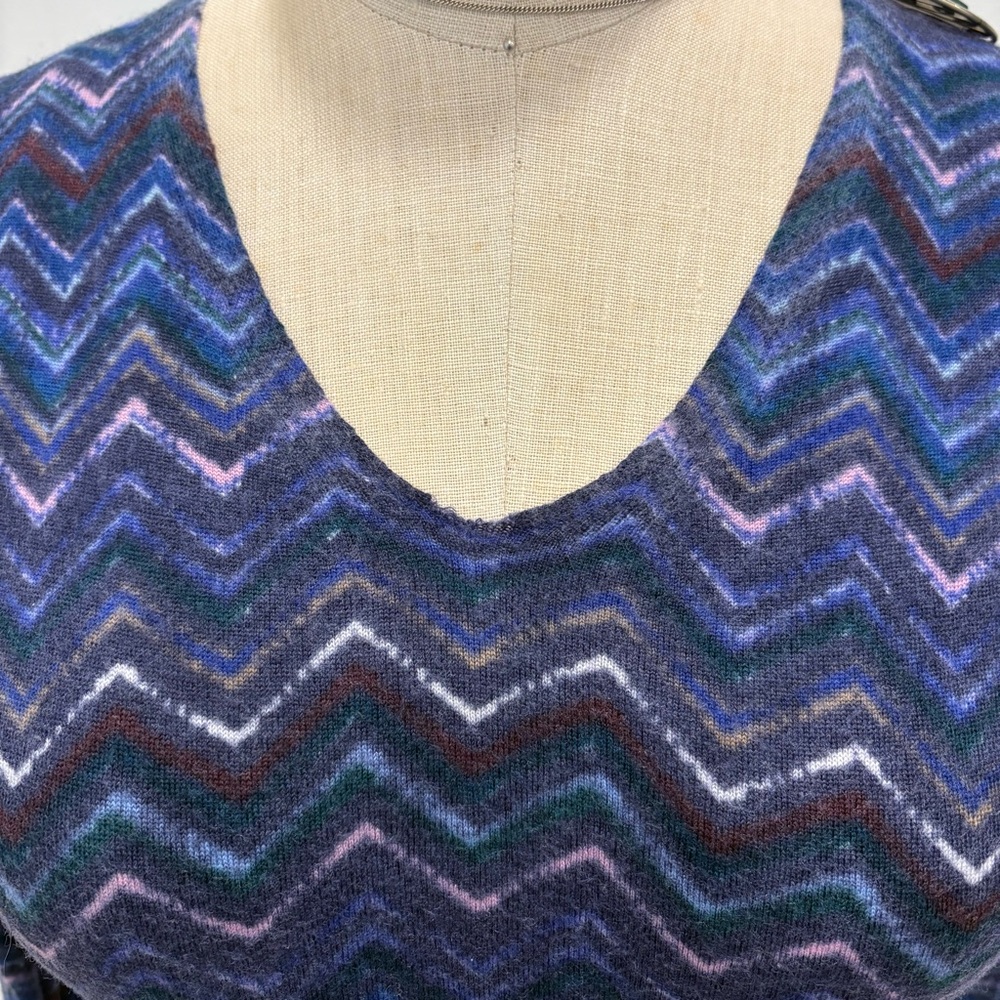 Chevron Patterned V-Neck Sweater - Picture 3 of 4